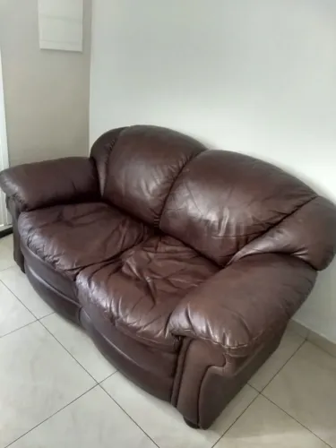 Sofá em couro 2 lugares.