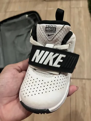 Tênis Nike Team Hustle D8 - Tamanho 24