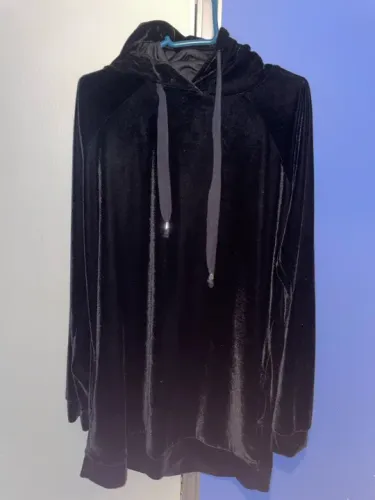 Vestido de camurça com capuz e mangas 