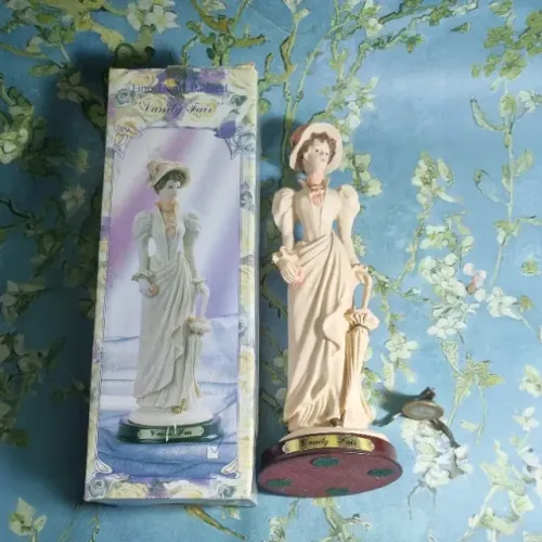 Dama de época feita em porcelana, pintada a mão.Na caixa original.