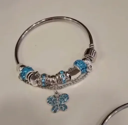 Linda pulseira de berloques borboleta azul