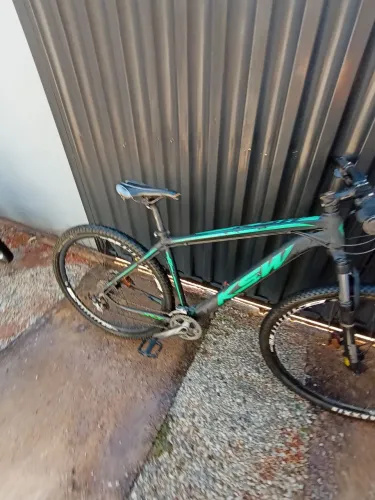 Bicicleta aro 29 com 27 marchas freios hidráulico e movimento central integrado não troco