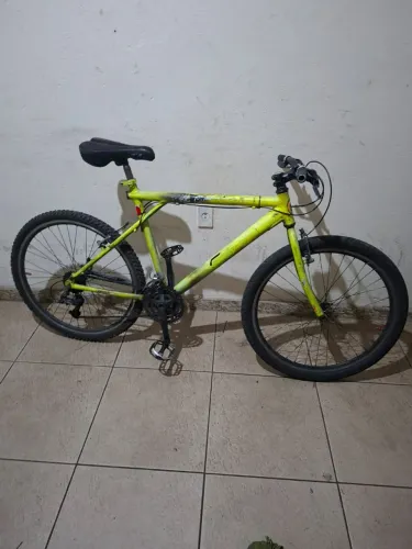 Bicicleta MTB década de 90 GT em aluminio