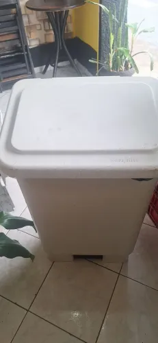 Vendo lixeira 100 litros com pedal e tampa 