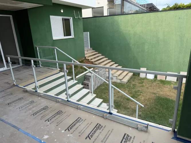 Guarda corpo e corrimão de alumínio e vidro