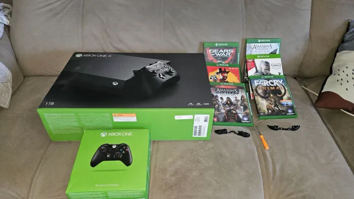Vende-se  X Box One X 1 TB + 6 Jogos + 2 controles + botões para reparos LB/RB
