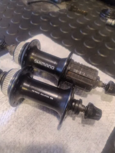 Cubo Shimano Cassete 28 furos RM35 (par)