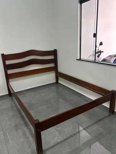 Cama de madeira