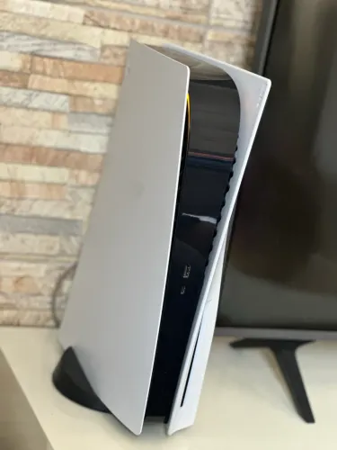 Ps5 com 2 controles e suporte carregador