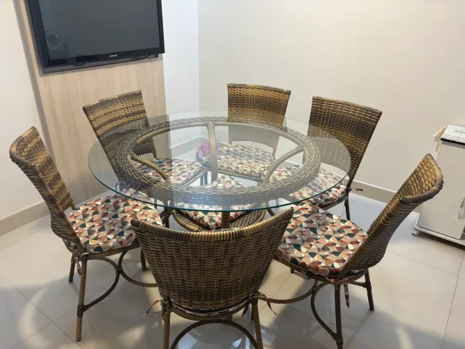 CONJUNTO DE MESA REDONDA COM 6 CADEIRAS - Ótima oportunidade!