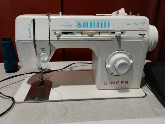 MÁQUINA DE COSTURA SINGER FACILITA PLUS MAIS MESA