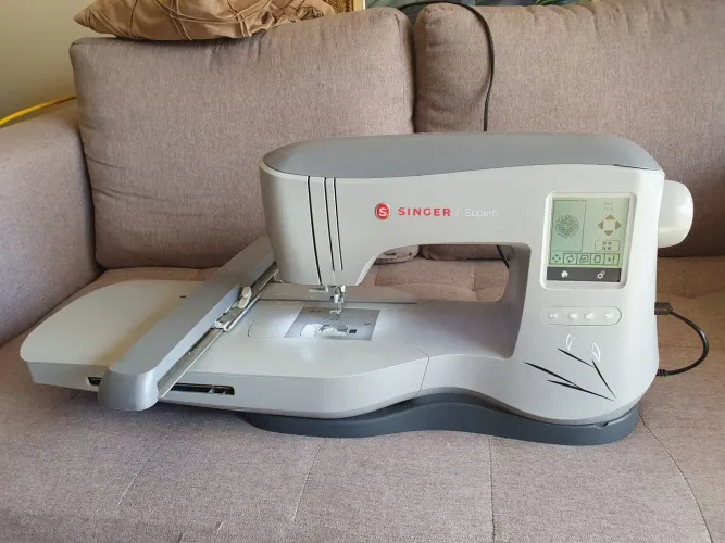 Máquina Bordadeira Singer Superb EM 200 Bi volt