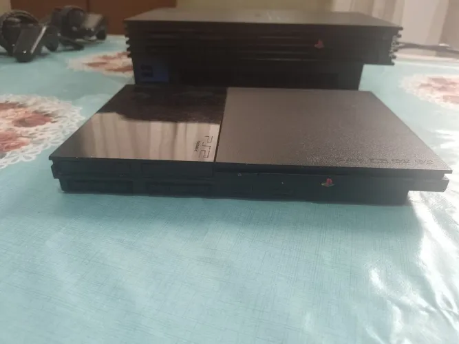 Dois vídeo game acompanha jogos e vários controles raridade,