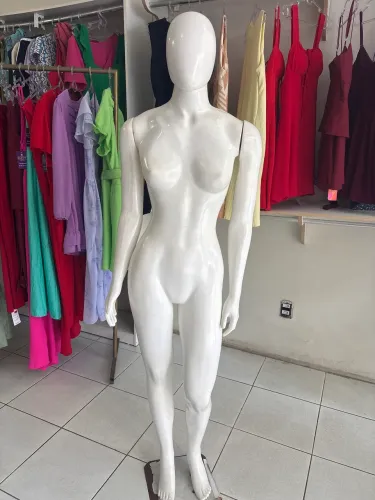 Vendo manequim feminino