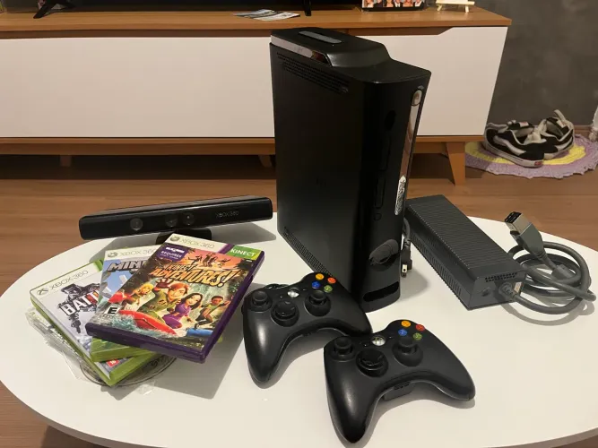 Xbox 360 Elite 120GB Desbloqueado + Kinect + 2 Controles + Jogos Originais