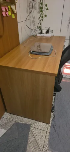 Escrivaninha espaçosa para home office ou estudo 
