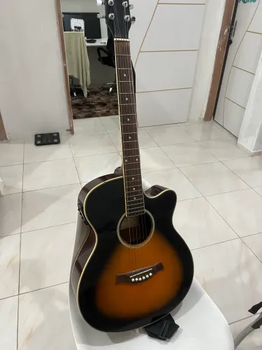 Violão Eletro-Acustico com afinador . Cordas de aço . Excelente estado de conservação.