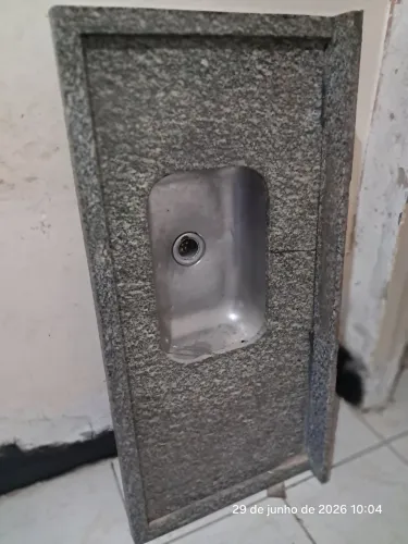 1 pia 1janela 1porta