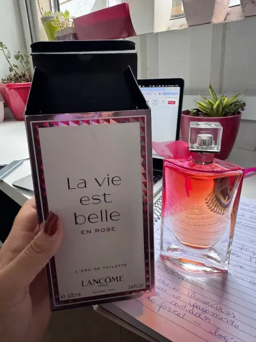 LA VIE EST BELLE EN ROSE