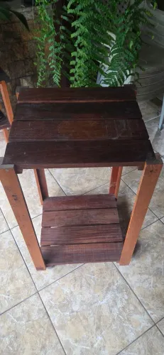 Suporte com rodinhas.