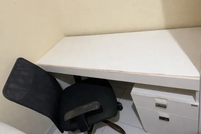Vende-se escrivaninha e cadeira para estudantes