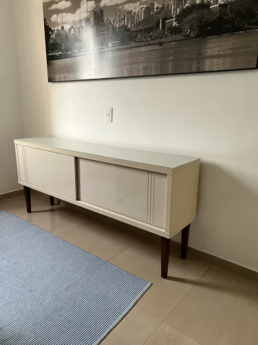 Buffet com tampo de vidro laqueado