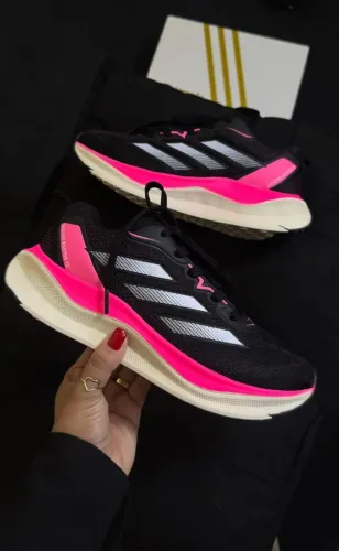 Tênis esportivo adidas preto com rosa