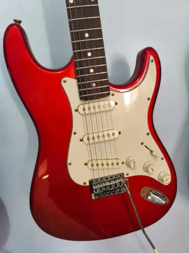 Guitarra Elétrica Memphis by Tagima, modelo MG32-MR.