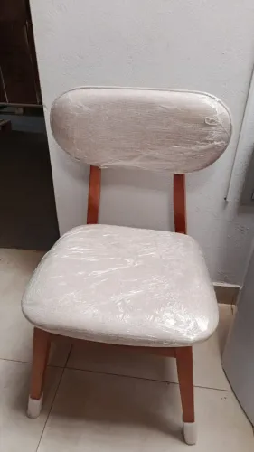 Cadeira Betina Nogueira Madeira Maciça Estofada Sala de Jantar Elegante