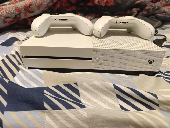 Xbox one s 1tb 2 Controles + jogos
