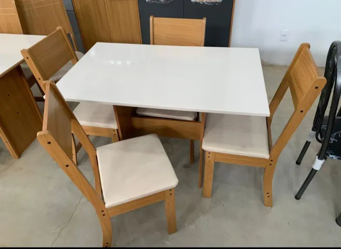 MESA COM 4 CADEIRAS NOVA