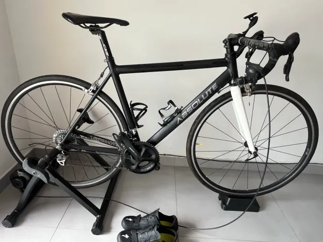 Bike Speed quadro Absolut, grupo Shimano e freio Sram