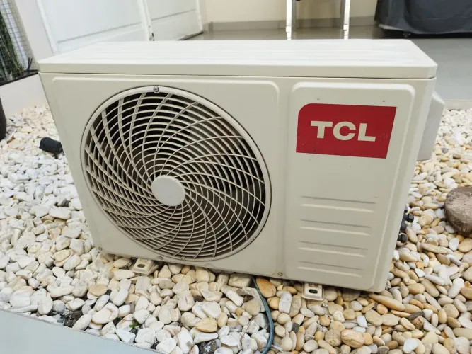 Ar condicionado TCL 9000 BTUS, frio, bom estado, com suportes.
