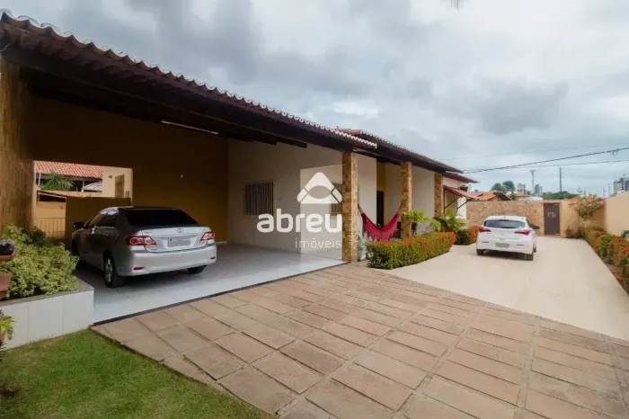 Excelente casa à venda em Candelária  alto padrão e localização privilegiada
