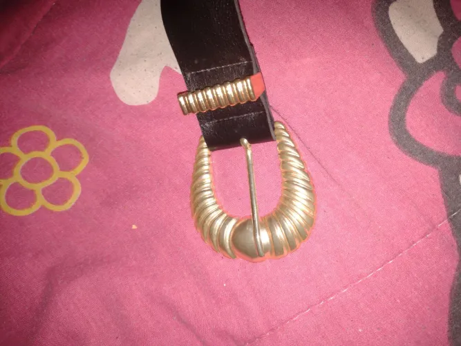 ? Cinto Preto Fivela Dourada | NOVO, NUNCA USADO ? R$ 40,00