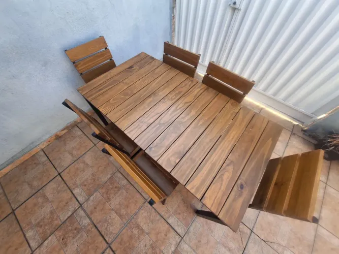 Mesa com 6 cadeiras de madeira 