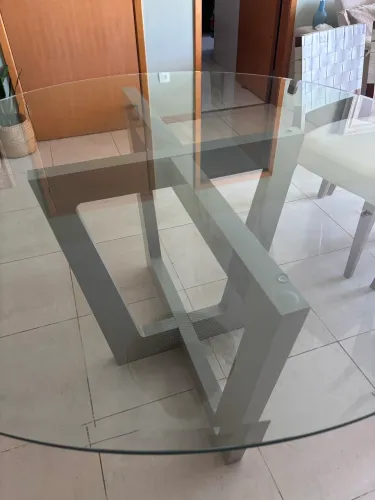 Mesa de Jantar Redonda com Tampo de Vidro - Elegante e em Ótimo Estado
