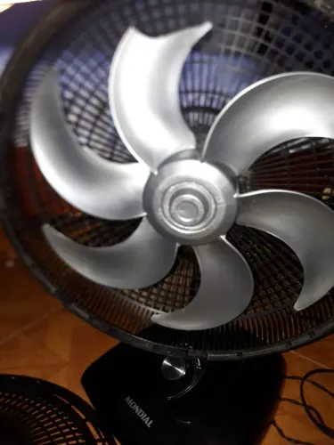 Ventiladores Mondial com haste e carcaça quebradas