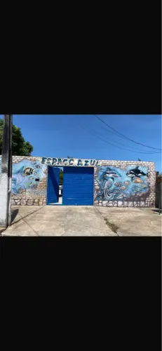 Espaço com piscina e terreno