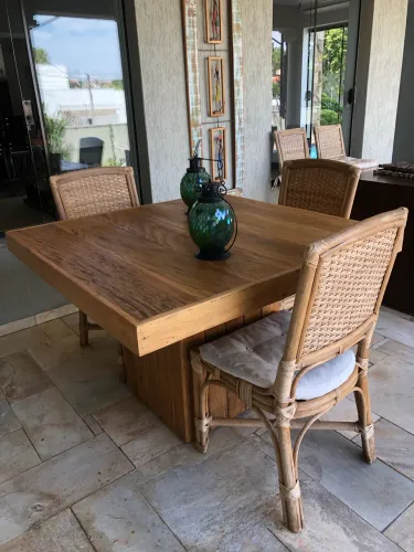 Mesa de Madeira com 4 cadeiras