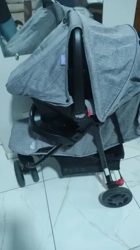 Carrinho de bebê com bebê conforto 