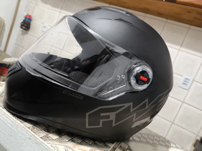 Vendo capacete fw3 semi-novo