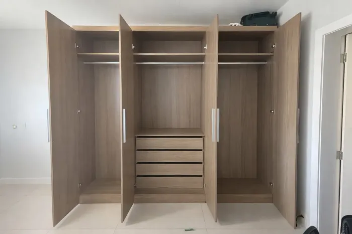 Guarda-roupa 6 portas em excelente estado - amplo e moderno