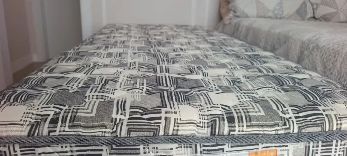 Vendo cama box de solteiro nova.
