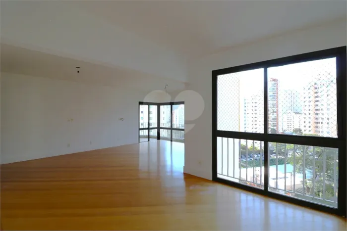 Apartamento com 3 quartos à venda ou para locação em Moema - SP
