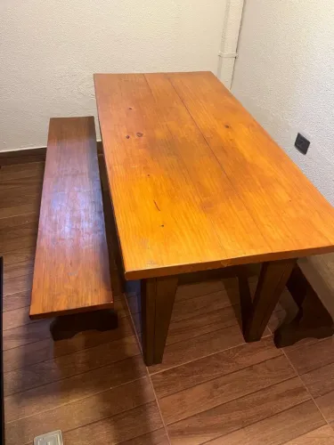 Conjunto mesa de madeira com bancos
