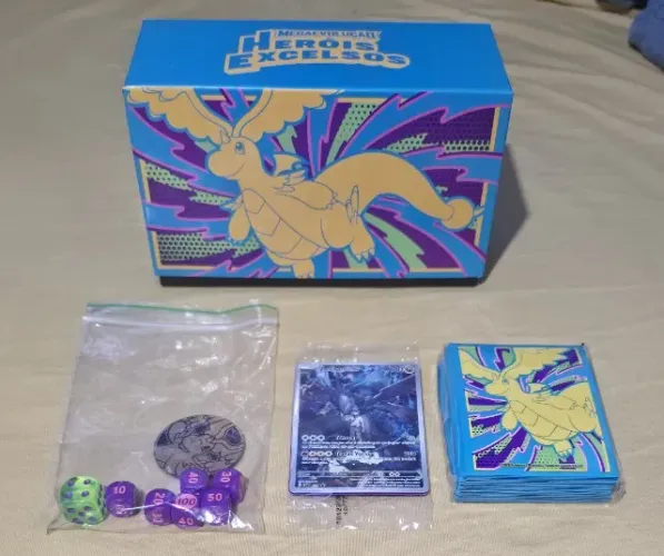 Caixa Pokemon ETB Herois Excelsos + Dados e moeda + Shield Sleeve + Carta Promo