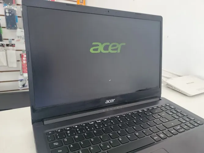 Notebook Acer 2.4Ghz 8Gb de memória já com SSD240GB. Tela 15.6 bateria de longa duração 