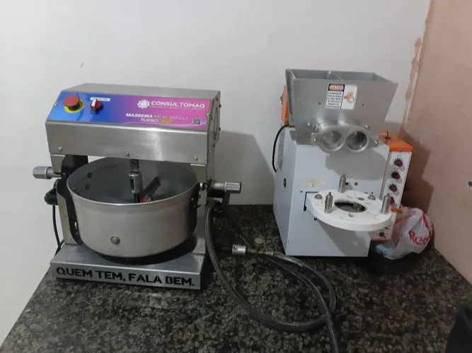Vendo uma Modeladora e uma Masseira.