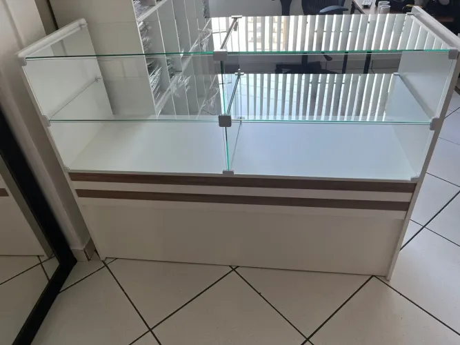 Balcão de MDF com vidro pra loja <br>Vidro Para Loja<br>125x95x45 cm<br>Valor: R$600,00